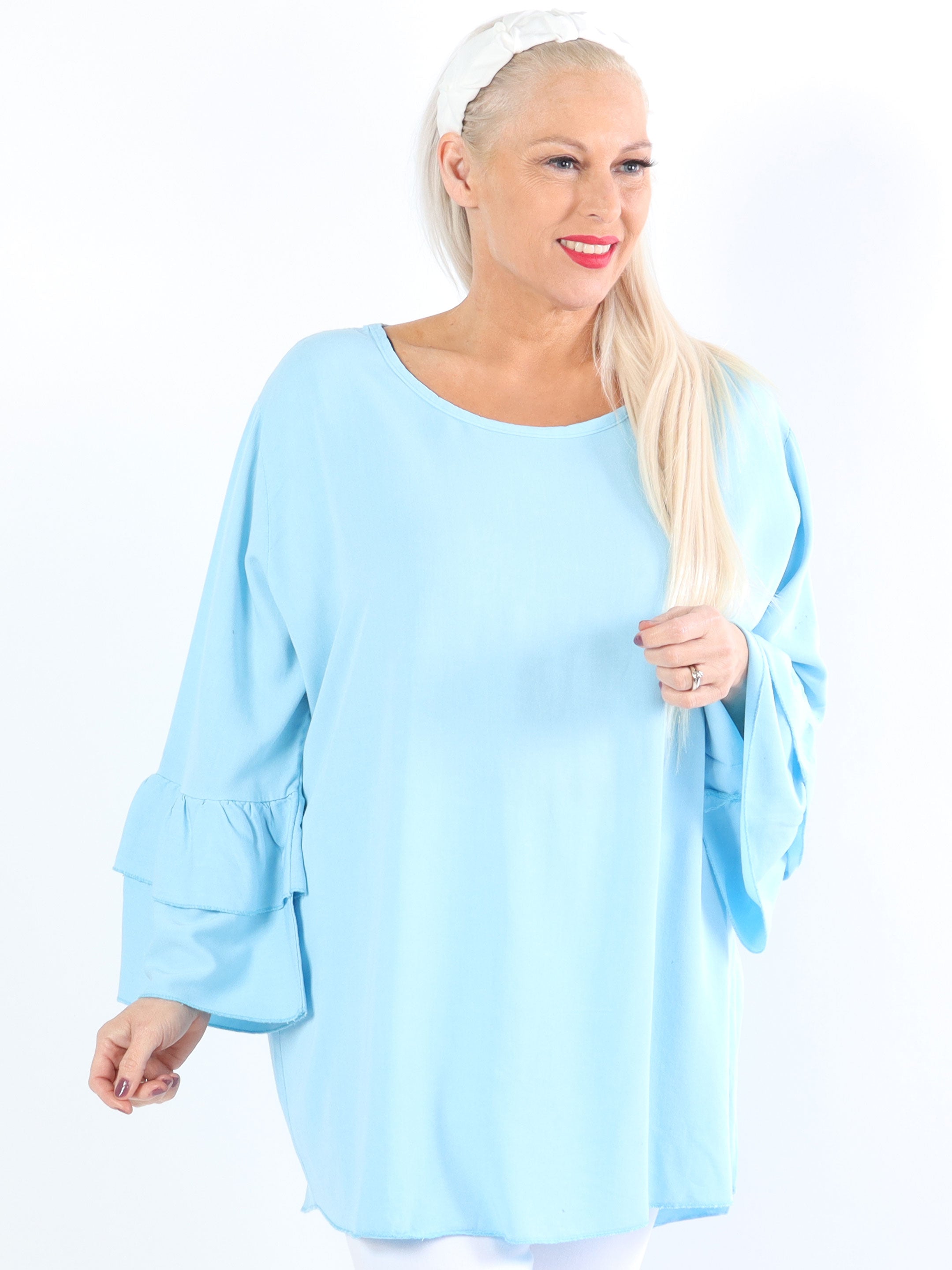 Kayla - Söt plus size blus i viskos med volanger på ärmarna